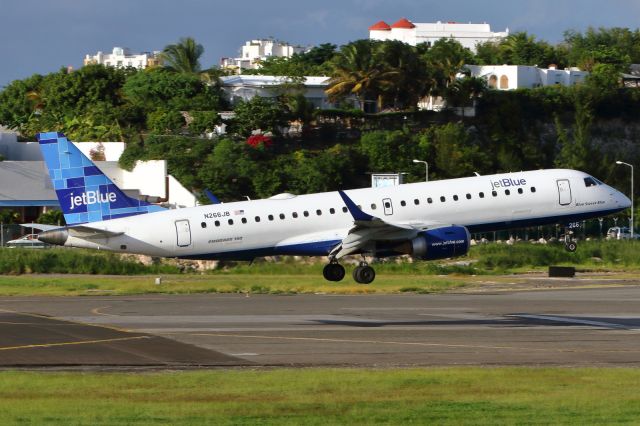 Embraer ERJ-190 (N266JB) - Landing.