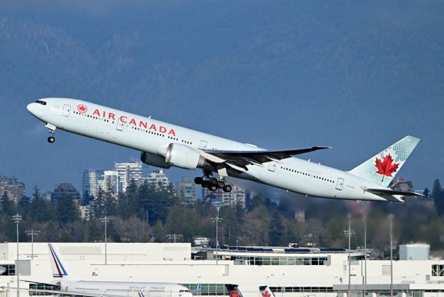 BOEING 777-300 (C-FIVS)