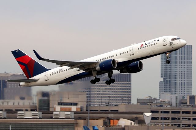 Boeing 757-200 (N702TW) - DL 341 departing to Seattle