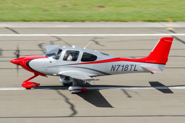 Cirrus SR-22 (N718TL) - Departing Runway 19 @ KFRG - Labor Day Weekend 2014