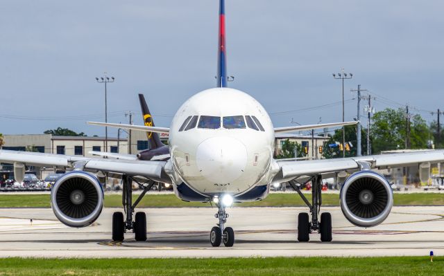 Airbus A321 (N390DN) - Exiting Rwy 4. Mismatched landing lights. 