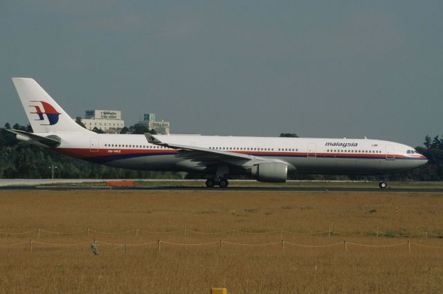 Airbus A330-300 (9M-MKE) - Departure at Narita Intl Airport Rwy16R on 1997/11/10