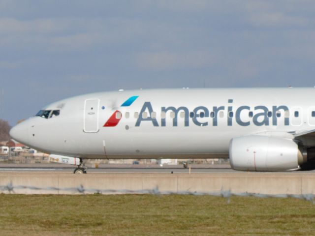 Boeing 737-800 (N957NN) - Taxing to 17 at MSP from the new viewing section at MSP