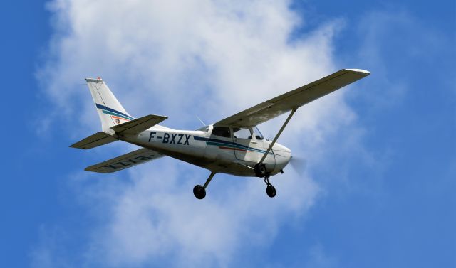 Cessna Skyhawk (F-BXZX)