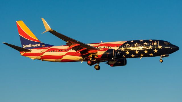 Boeing 737-800 (N500WR) - Landing 13L at Dallas Love.