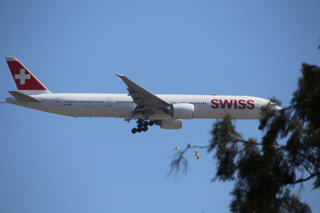 BOEING 777-300ER (HB-JNF)