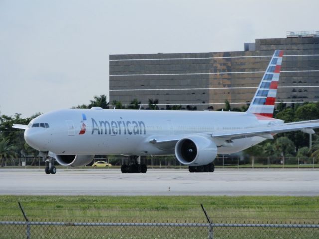 BOEING 777-300ER (N728AN)