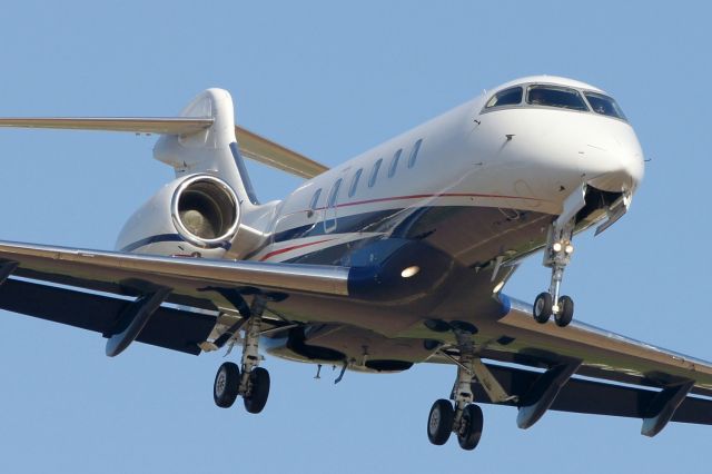 Bombardier Challenger 300 (N534FX) - 12R approach.