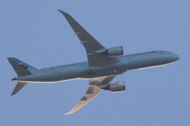 Boeing 787-8 (C-FGEI) - C-FGEI Boeing B-787-9 Air Canada AC866. De Montréal YUL. Vers London LHR. Altitude 4319 Mètres. Vitesse 635 KM/H. Survolant la ville de Lavaltrie QC. Le 27-04-2025 à 14:27.