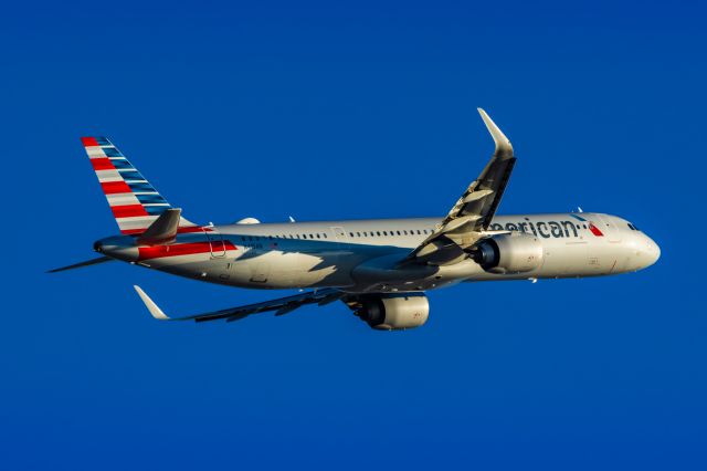 Airbus A321neo (N415AN) - An American Airlines A321 neo taking off from PHX on 1/25/23. Taken with a Canon R7 and Tamron 70-200 G2 lens.