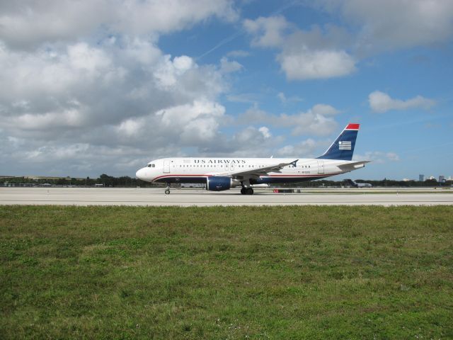 Airbus A320 (N122US)