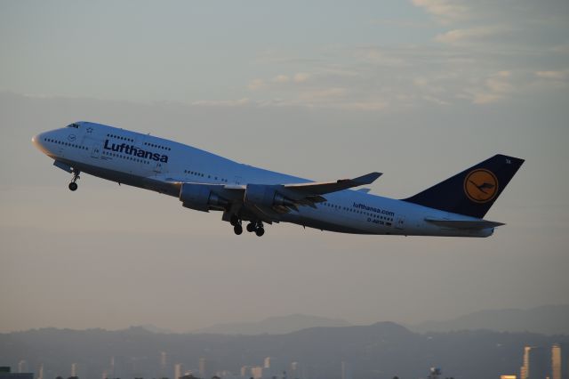 Boeing 747-400 (D-ABTA) - Lufthansa 744 departs LAX in late daylight!