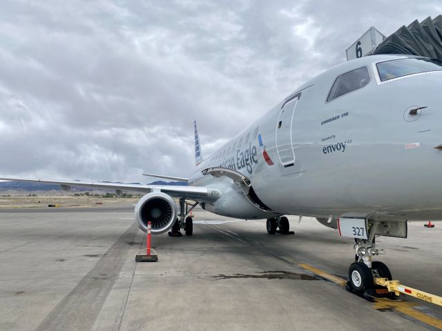 Embraer 175 (N327PG)