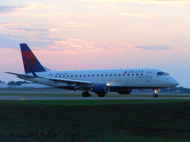 Embraer 170/175 (N201JQ)