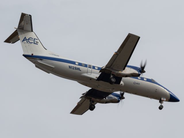 Embraer EMB-120 Brasilia (N128HL) - An Embraer EMB 120 on short final for runway 18C at Cincinnati/Northern Kentucky Int'l.