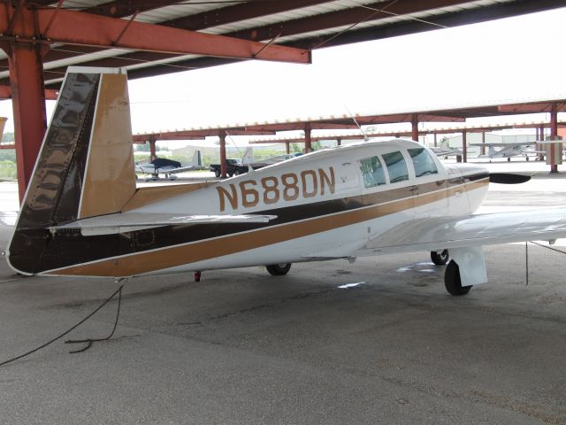 Mooney M-20 (N6880N)