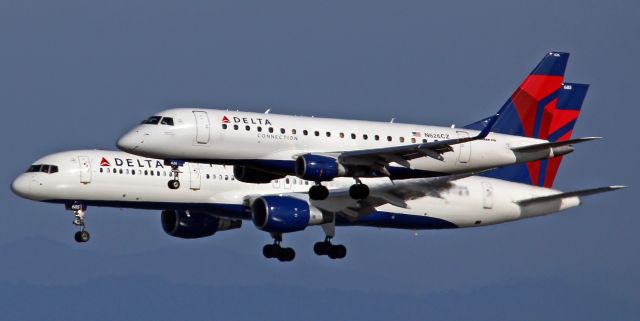 Embraer 175 (N626CZ)