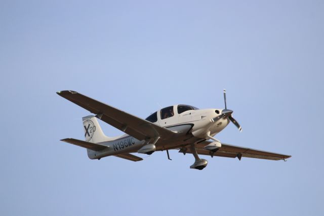 Cirrus SR-20 (N196MC)