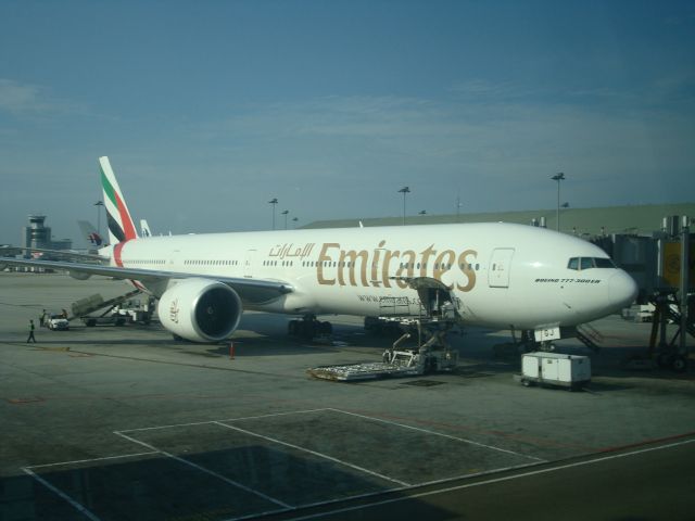 BOEING 777-300 (A6-EGJ)