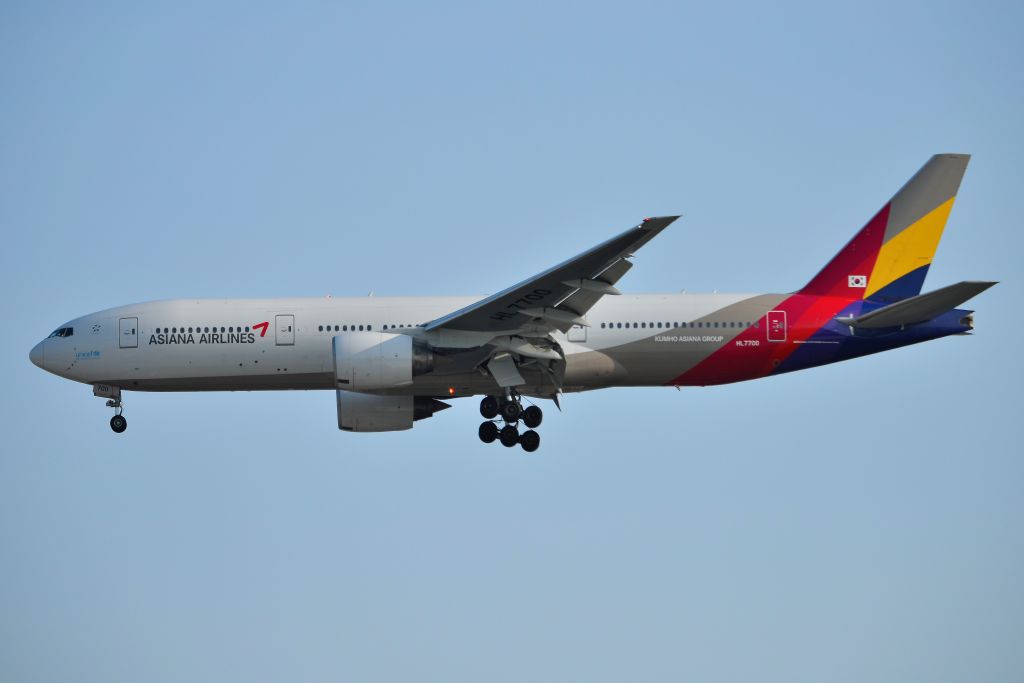 Boeing 777-200 (HL7700)