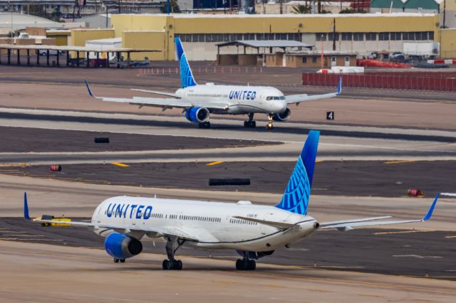 BOEING 757-300 (N58101) - A United Airlines 757-300 landing at PHX on 2/13/23, the busiest day in PHX history, during the Super Bowl rush. Taken with a Canon R7 and Canon EF 100-400 II L lens.