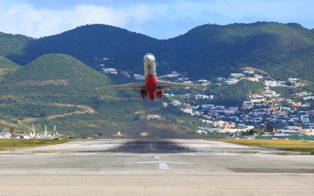 McDonnell Douglas MD-83 (HI992) - Pawa dominicana MD83 HI992 departing TNCM St Maarten.