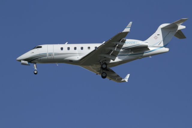 Bombardier Challenger 300 (N900WY)