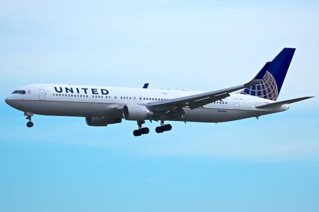 BOEING 767-300 (N664UA)