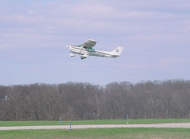 Cessna Skyhawk (N91SP) - Departing runway 27