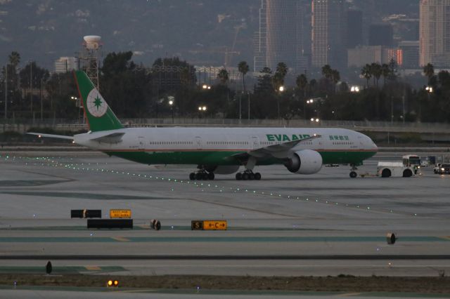 BOEING 777-300ER (B-16717)