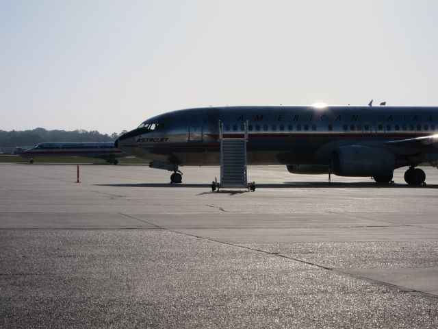 Boeing 737-800 (N951AA) - The Astrojet (N951AA) - The sun was behind the airplane so lighting is bad. I didnt have a choice of angle.