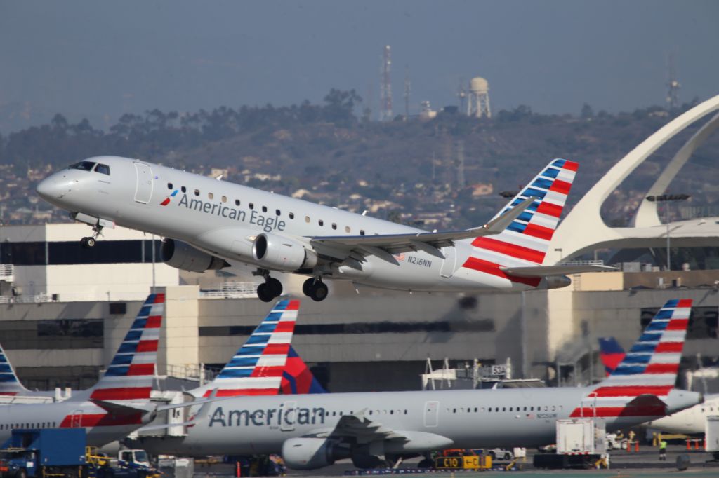 Embraer 170/175 (N216NN)