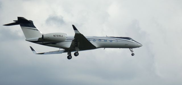 Gulfstream Aerospace Gulfstream V (N721KJ) - On short final is this 2010 Gulfstream 550 in the Summer of 2022.