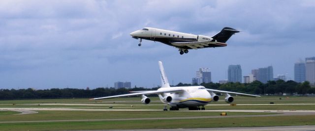 Bombardier Challenger 300 (N519FX)