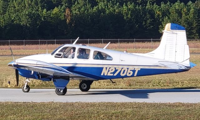 Beechcraft Travel Air (N2705T) - '67 D95A taxiing at 2W6