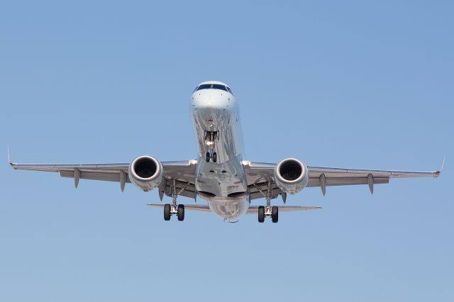 Embraer ERJ-190 (C-FMZW) - Full Quality: a rel=nofollow href=http://www.planespotters.net/Aviation_Photos/photo.show?id=441927http://www.planespotters.net/Aviation_Photos/photo.show?id=441927/a