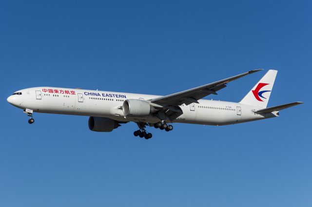 BOEING 777-300ER (B-7368) - China Eastern 777-300ER landing runway 28C on 11/28/20