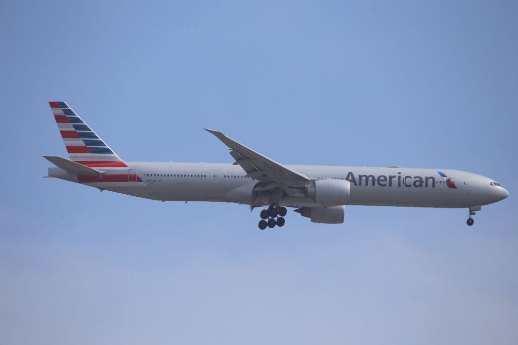 BOEING 777-300ER (N721AN)