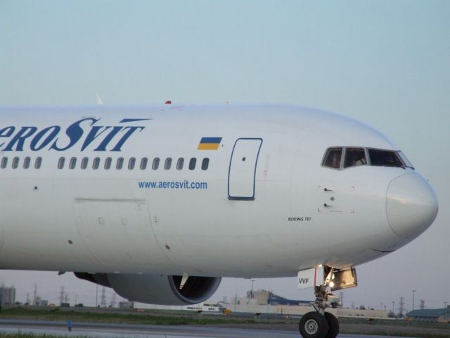 BOEING 767-300 (UR-VVF)