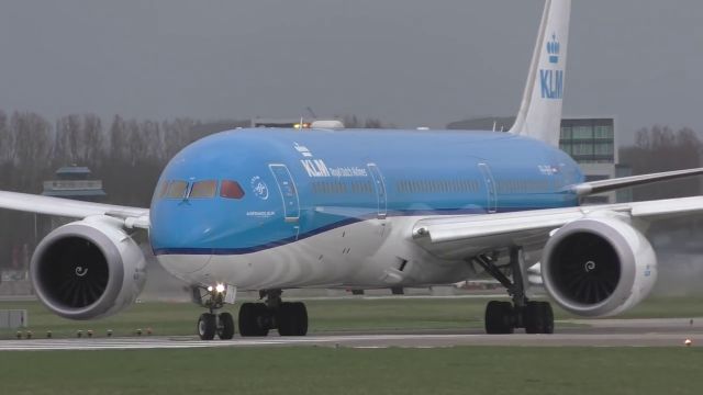 Boeing 787-9 Dreamliner (PH-BHF) - gray day in Amsterdam, line-up to R27 awaits clearance