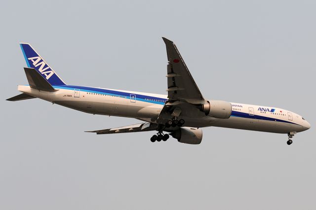 BOEING 777-300 (JA788A) - Arriving in a hazy/smokey Seattle
