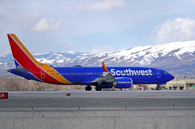 Boeing 737-700 (N8782Q) - B737-800 lined up and waiting on RWY 35R at Reno-Tahoe International Airport.