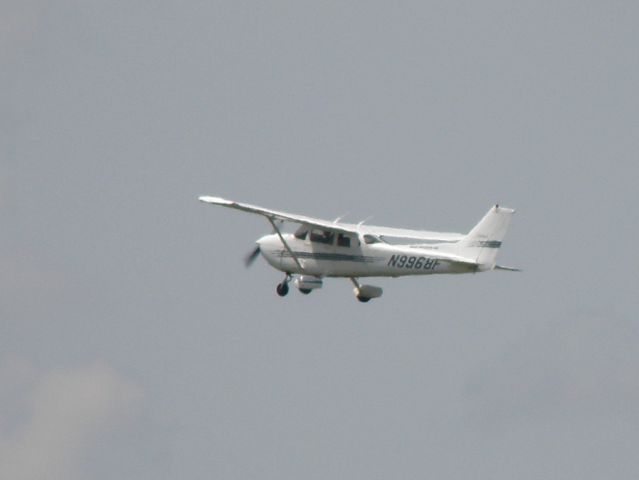 Cessna Skyhawk (N9968F) - A Cessna Skyhawk (N9968F) just off from Blue Grass Airport (KLEX)en route to Capital City (KFFT)...