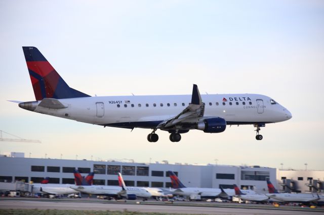 EMBRAER 175 (long wing) (N264SY)