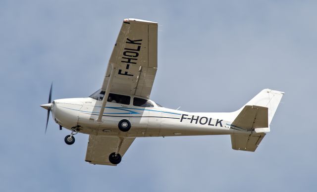 Cessna Skyhawk (F-HOLK) - Flying under callsign Blue Tie - BLT263D 