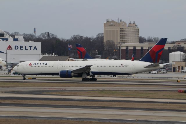 BOEING 767-400 (N825MH)