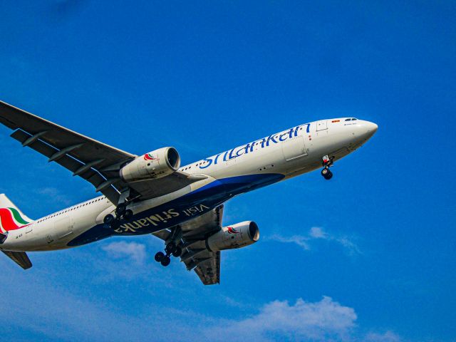 Airbus A330-300 (4R-ALQ)