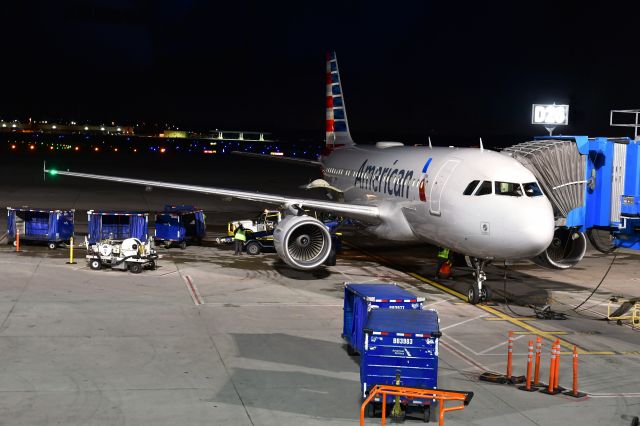 Airbus A319 (N704US) - American Airlines Airbus A319-112 N704US in Detroit 