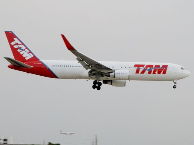 BOEING 767-300 (PT-MOB)