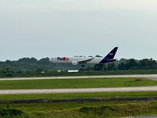 BOEING 767-300 (N155FE) - Landing on 18R at KCLT on 7/28/2024